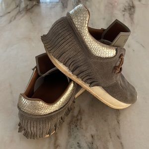 Esseutesse size 39 fringe suede sneakers